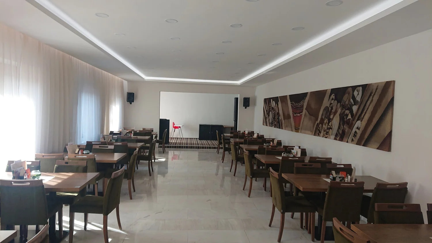 Jídelna hotelu Kamzík, kde probíhají i večerní přednášky kurzu