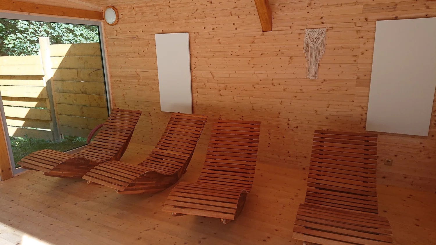 Odpočívárna wellness s dřevěnými lehátky